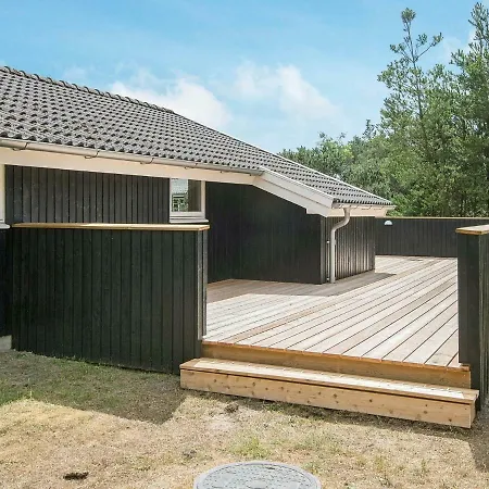 Three-bedroom Holiday In 37 * Blåvand